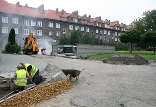 remont podwórka między budynkami przy ul. Strzelców Bytomskich 12 a pl. Piłsudskiego 4