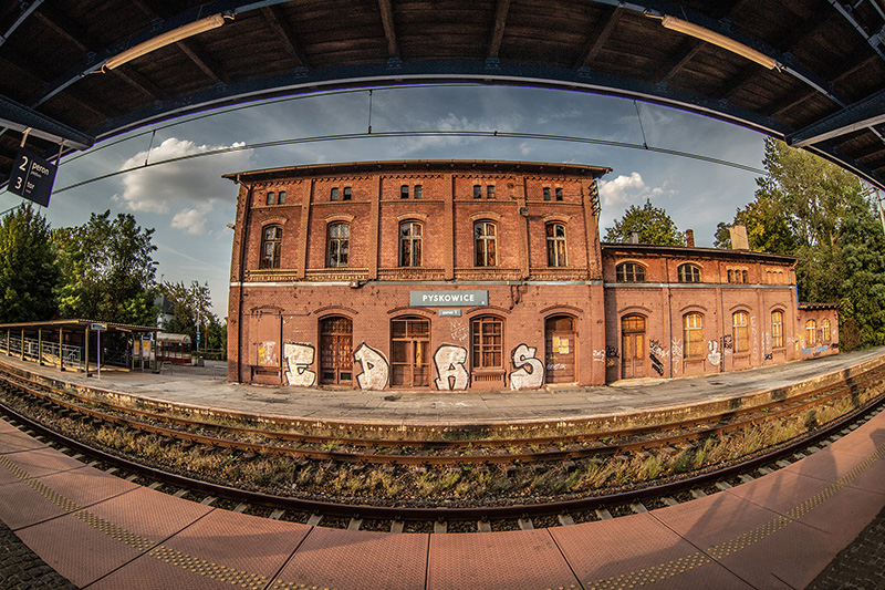 Budynek byłego dworca kolejowego w Pyskowicach - zdjęcie z 2018 r.