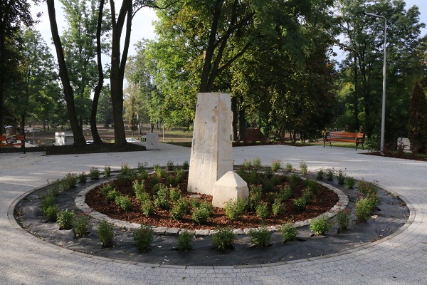 Foto kamienia milowego, czyli kamiennego obelisku, w obecnej lokalizacji na skwerze przy ul.Powstańców Śląskich