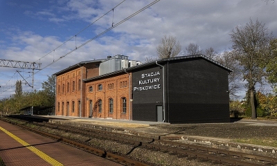 Odnowiony budynek dawnego dworca kolejowego 